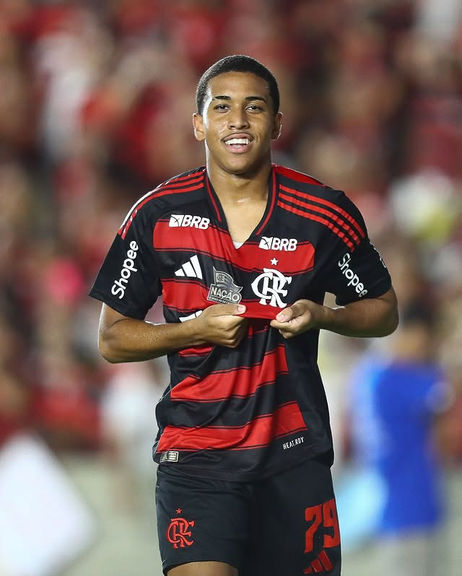 Jogador de futebol profissional em campo durante partida.