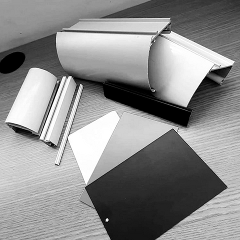 Plano de fundo de diferentes perfis de alumínio em diversas cores.jpg