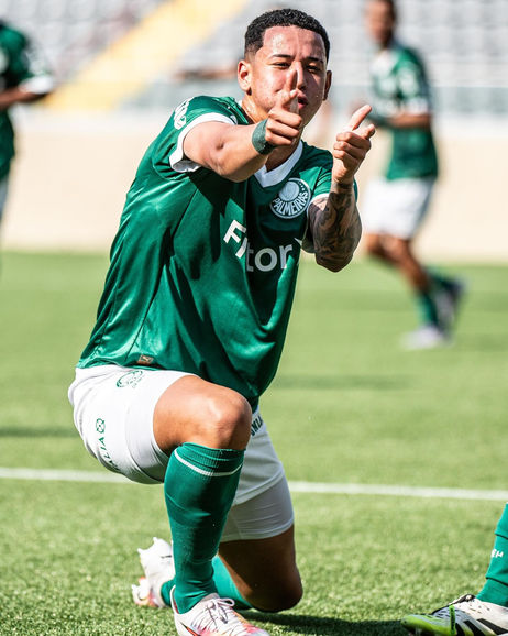 Jogador de futebol profissional em campo durante partida.