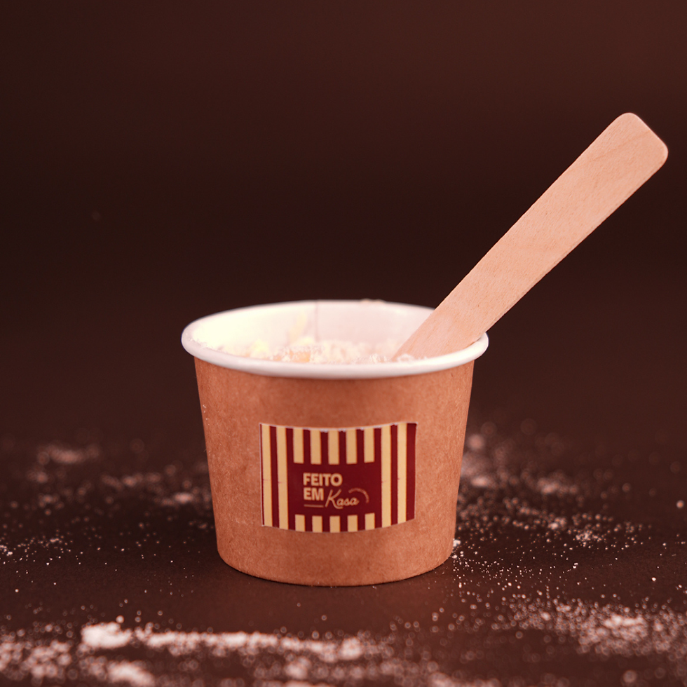 Brigadeiro de potinho sabor Ninho com colher de madeira