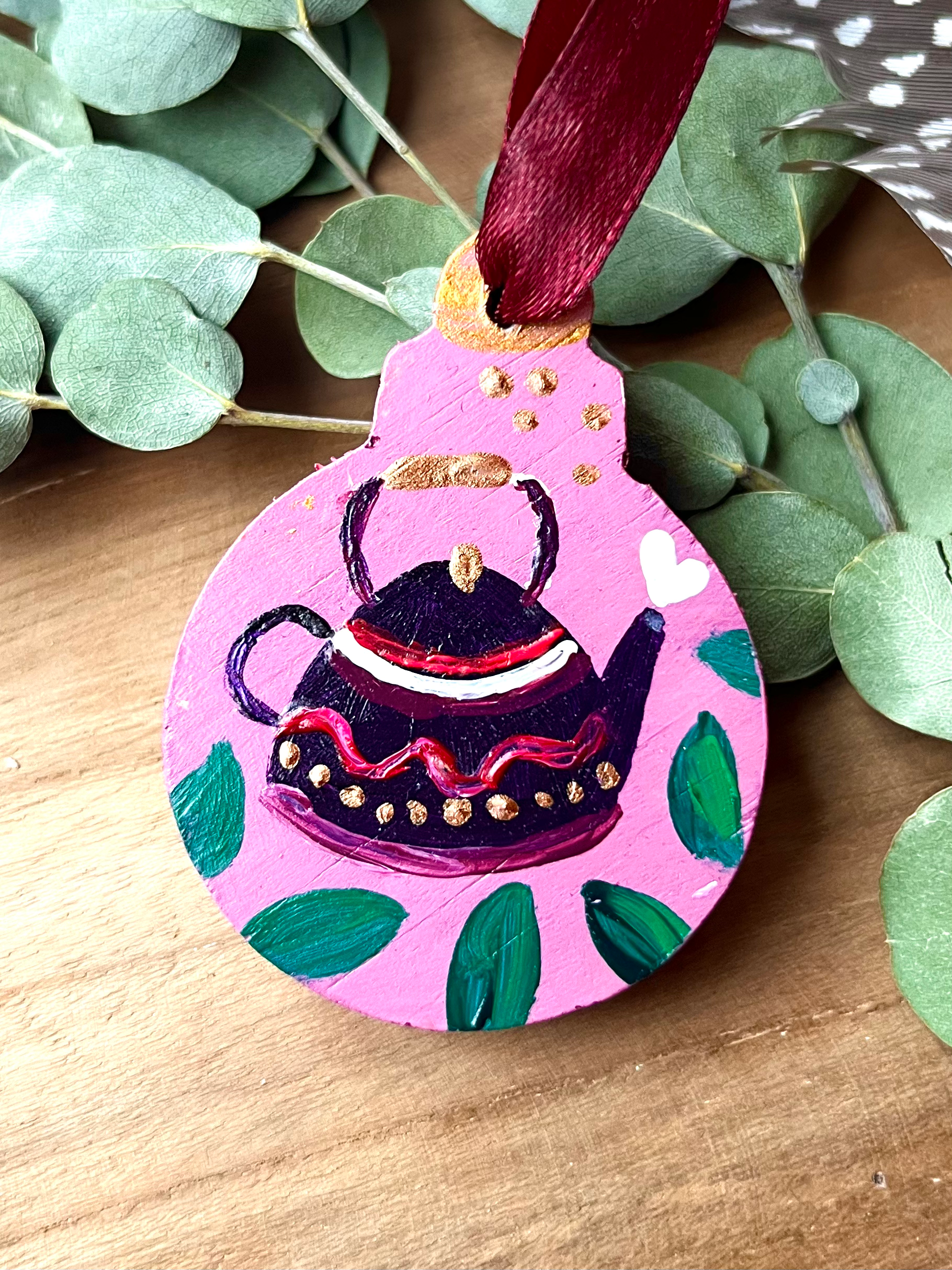'Kerstbal met paarse theepot ' Kersthanger