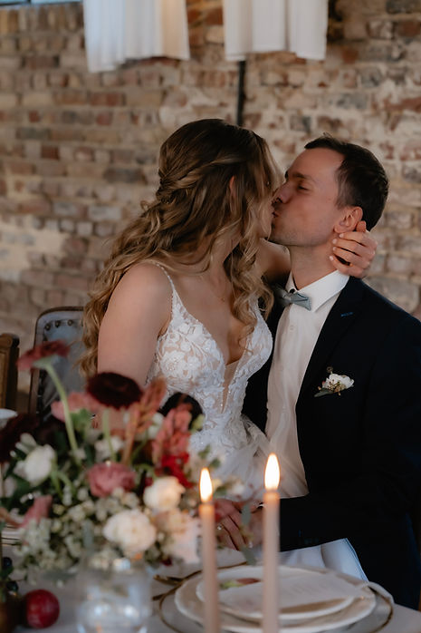 Brautpaar an ihrem Hochzeitstisch