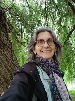 Ann 2025 lunettes rouges.jpg