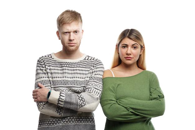 couple hétéro jeune qui croisent les bras