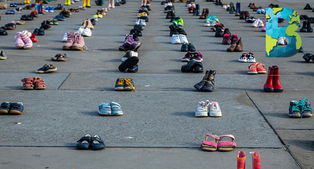 2,000 pares de zapatos de niños 'aparecen' en Londres como forma de protesta climática