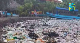 'Tsunami' de basura plástica llega a las playas de Omoa, Honduras. #OcéanoPlástico
