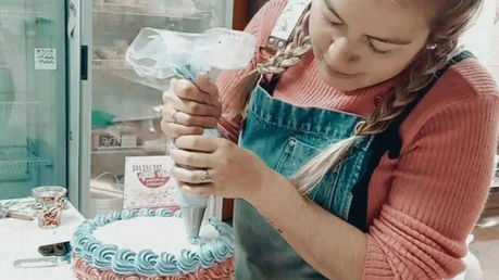 “Mmm qué rico”, el emprendimiento en Fernández Oro que se especializa en pastelería