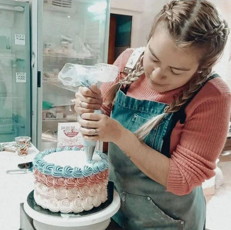 “Mmm qué rico”, el emprendimiento en Fernández Oro que se especializa en pastelería