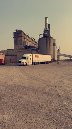 Tri-Axle dry van truck en route with real-time GPS tracking from Kiara Transport