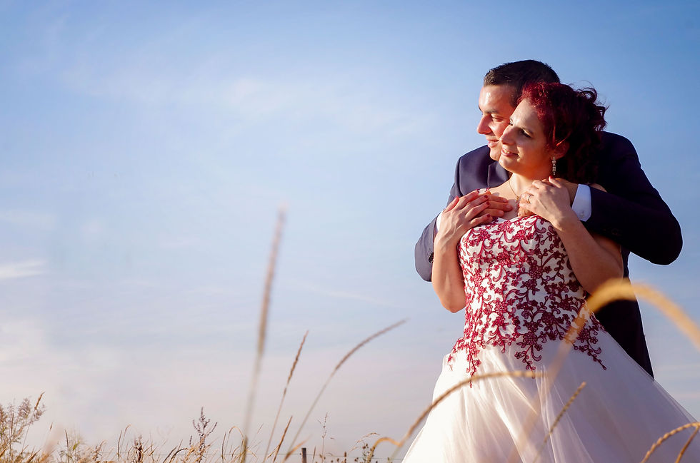 Couple de mariés élégant et complice