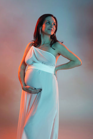 Photographe de grossesse à Bordeaux proposant des séances en studio pour des rendus élégants et naturels.
