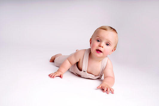 Portrait lumineux d'un bébé de 9 mois aux grands yeux-photographe Bordeaux