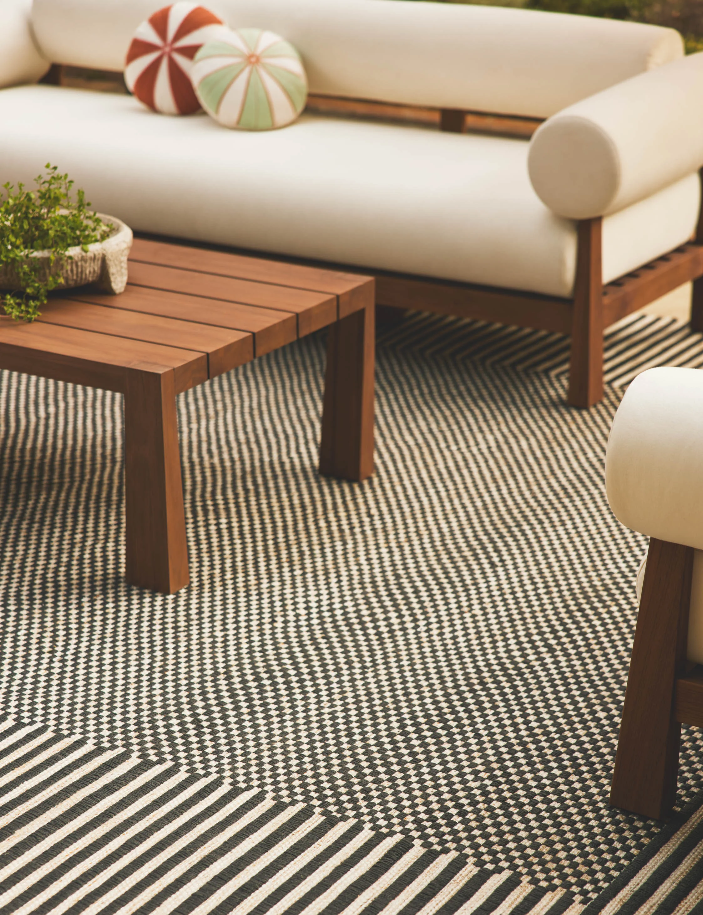 Lulu and Georgia Lavinia Handwoven Indoor / Outdoor Rug