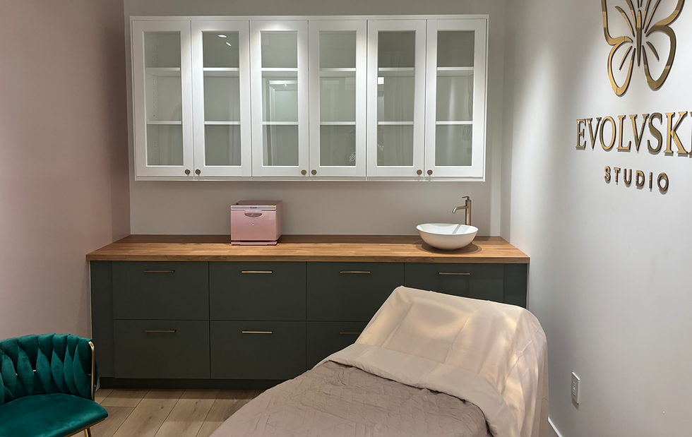 Treatment room tastefully decorated with a beautiful dark green, gold and dusty pink color.