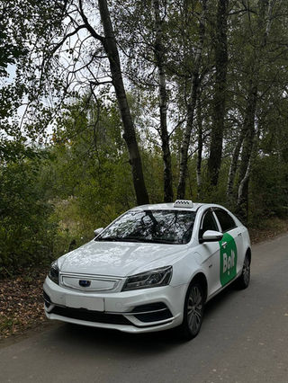 водій таксі на авто компанії львів