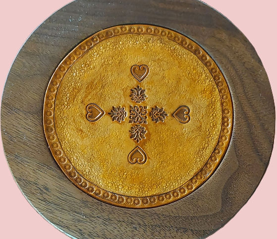 Handgefertigte Sandsteinurne mit Edelholzdeckel und Leder