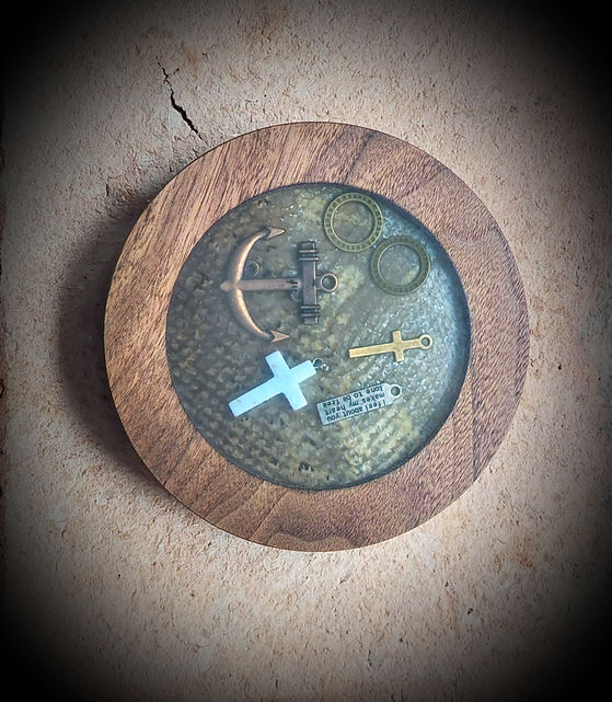 Urne mit Deckel und eingearbeiteten Seelenstücken in Harz