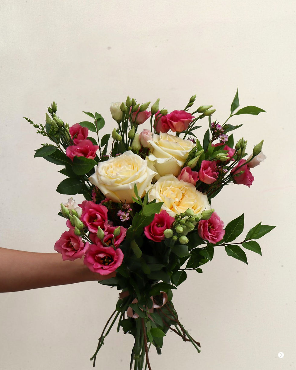 Bouquet de rosas brancas e lisianthus rosa — Pequeno Jardim Lisboa.