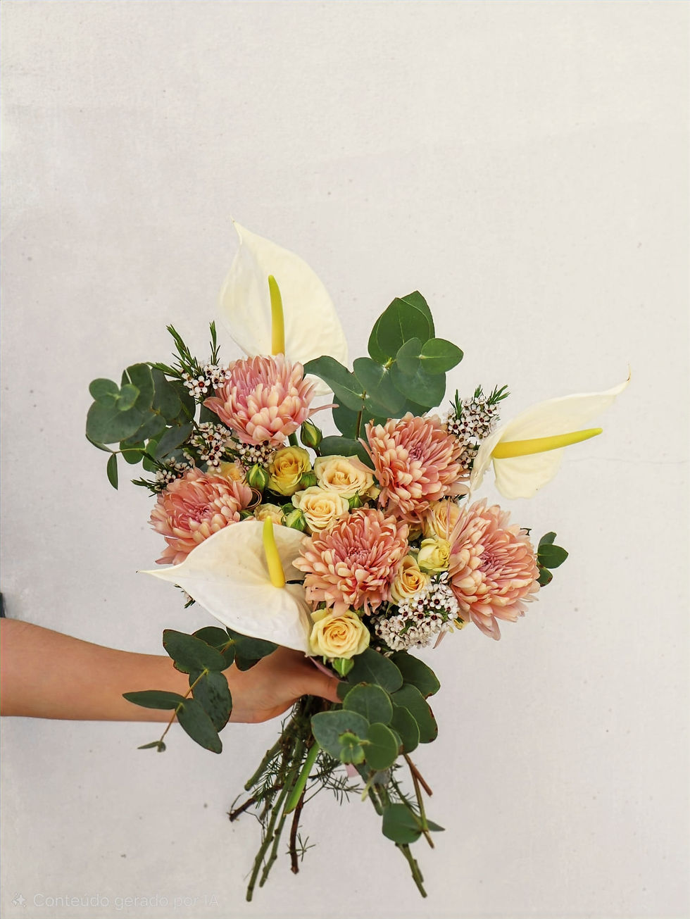 Bouquet de antúrios e crisântemos dahlia — Design moderno da florista Pequeno Jardim em Lisboa.