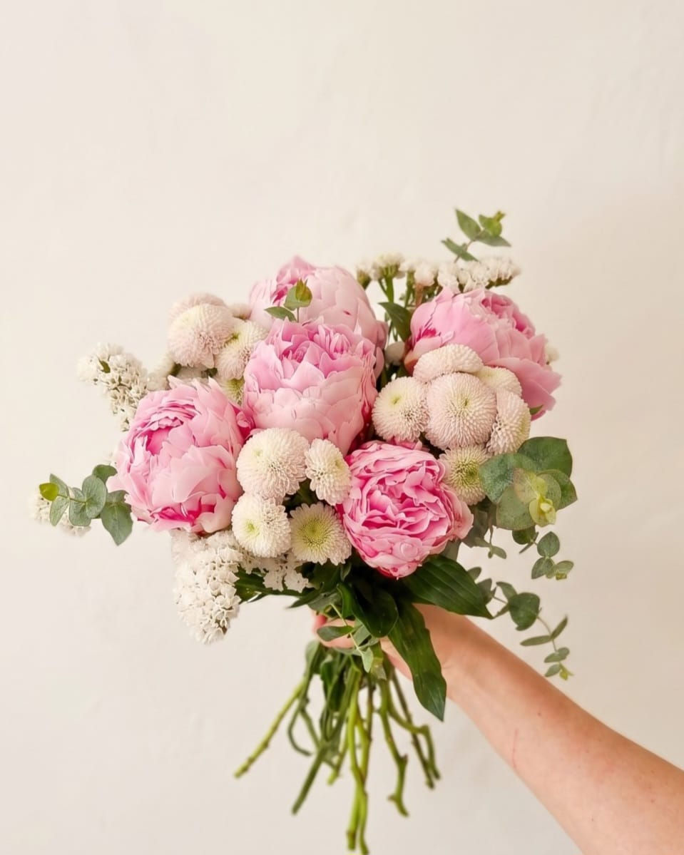 Bouquet de peónias e margaridas frescas — Florista Pequeno Jardim Lisboa.