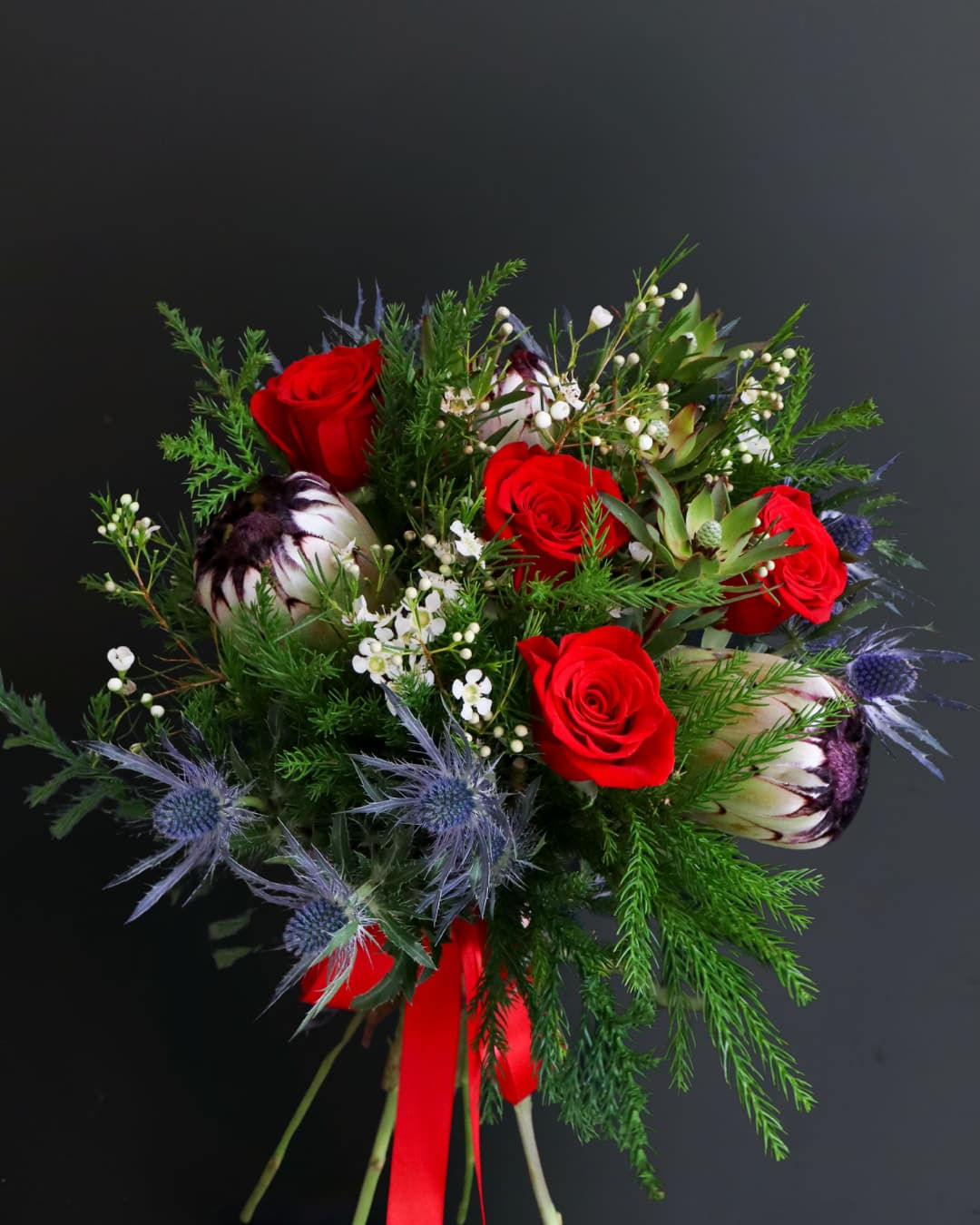 Ramo exótico de proteas e rosas vermelhas Moulin Rouge