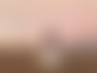 femme dans un désert avec tourbillon de lumière