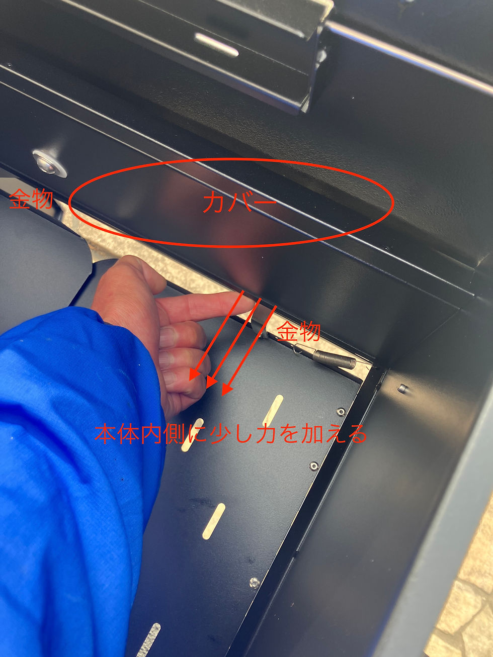 宅配ボックスBrizeboxの内部で調整する様子