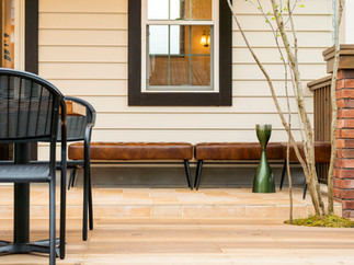 テラコッタ調タイルアーガイルを使ったベンチのあるテラスの施工事例