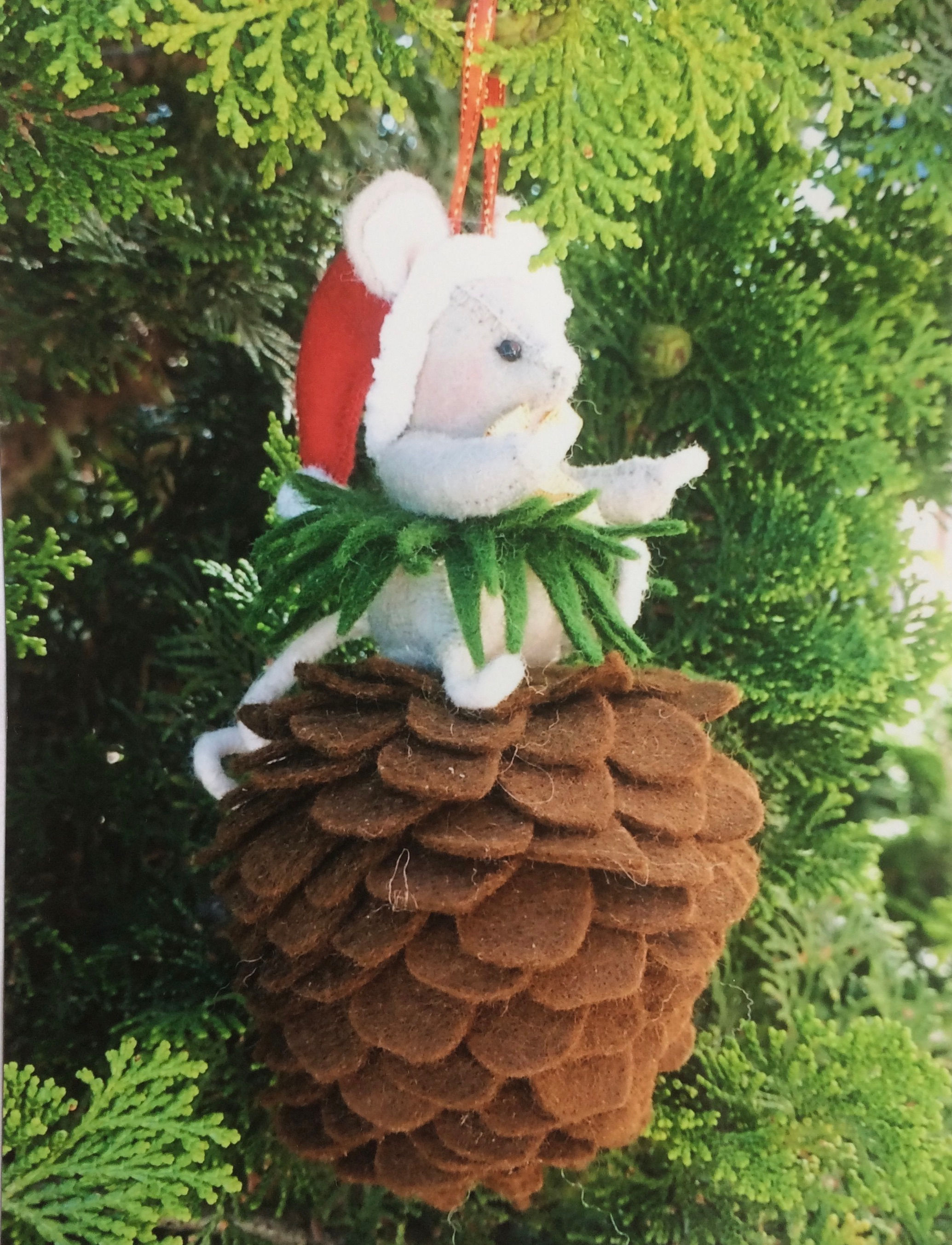 Traditionele kerst 'Dennenappel met muisje'