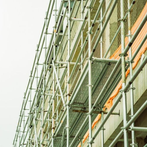 Andaime tubular pode ser usado em fachada? Guia prático