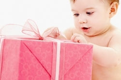 No presente das crianças, boa parte é dada em tributos