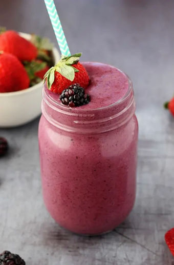 Slow down the premature grey hair with this Tripple Berry Smoothie!