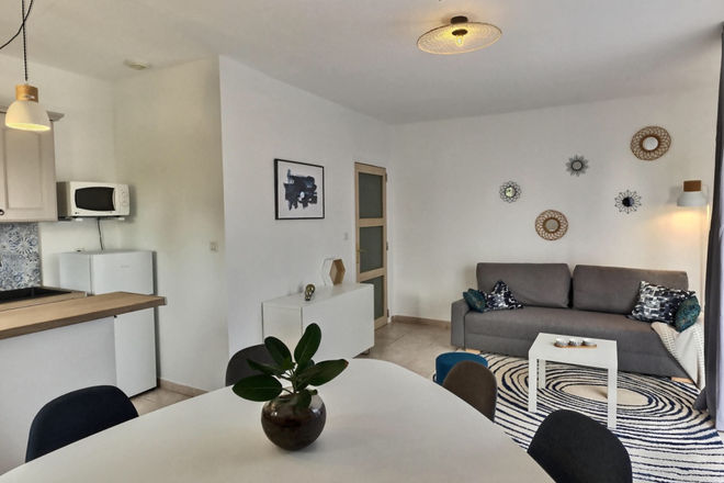 cuisineouverte-décoration-conseildéco- homestaging-scandinave-couloir-assise-décoration-ikea-besta-borddemer