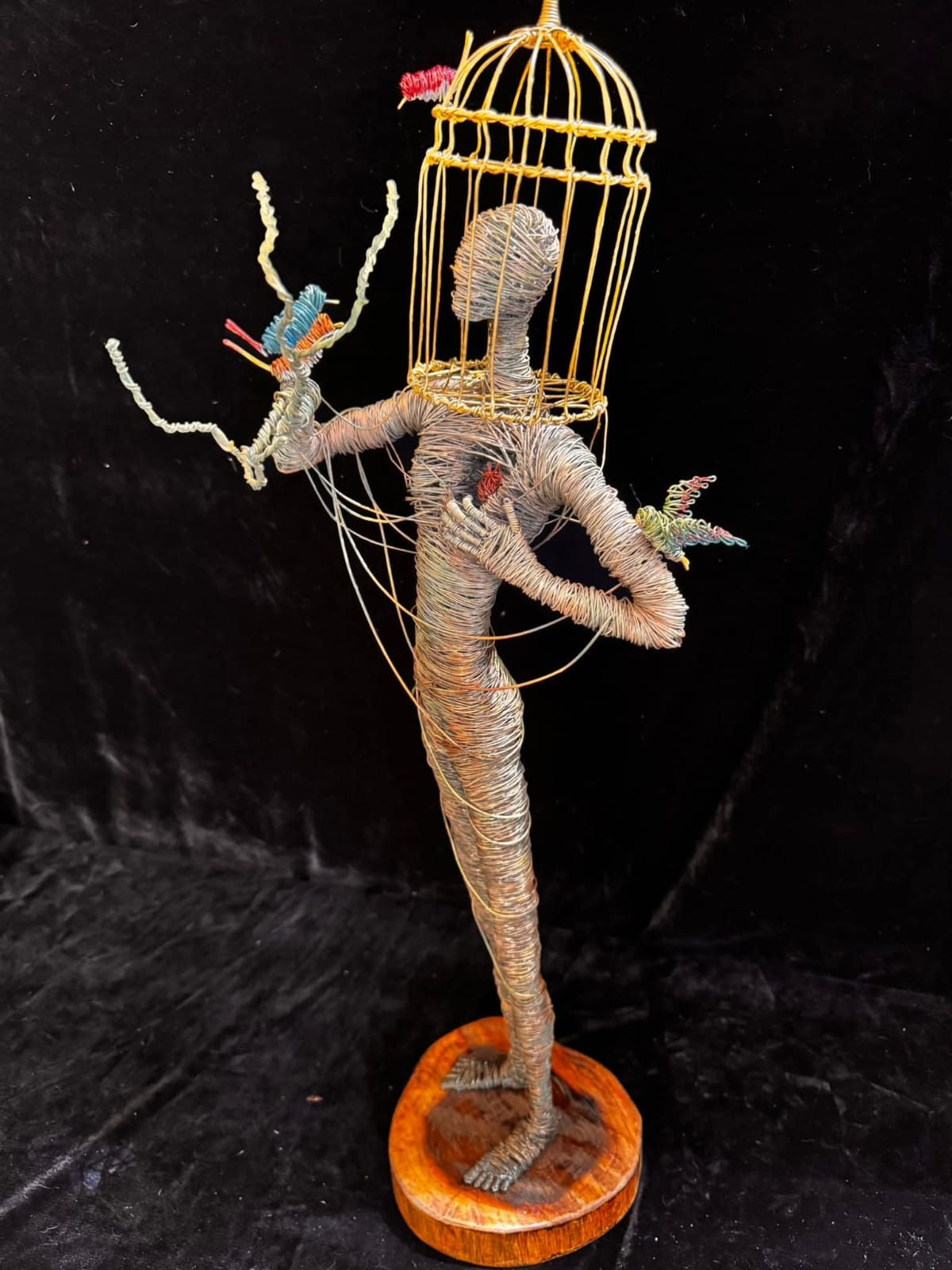 “El prisionero soñador” - wire sculptures / O. Rivera