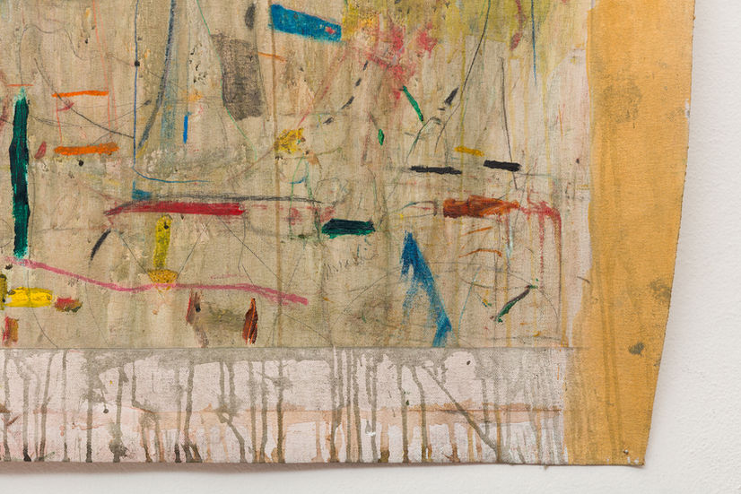 Trecho de uma pintura abstrata. O fundo é bege envelhecido, com aspecto de tela marcada pelo tempo. Sobre ele, espalham-se formas irregulares em cores intensas: manchas verdes em diferentes tons, pequenos traços e retângulos vermelhos, pinceladas amarelas e azuis, além de um destaque triangular em vermelho vivo no canto inferior direito. Há também rabiscos em preto, linhas curvas e pontos soltos que atravessam a superfície.