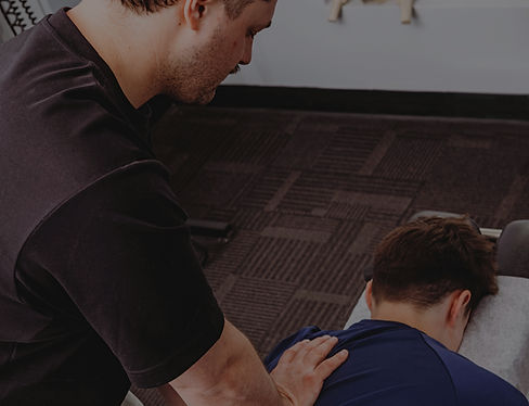 Chiropracteur traitant un patient