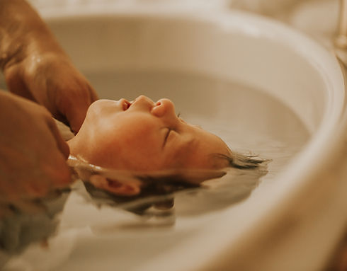 Bébé pendant un Bain d'Accueil du Nouveau-né