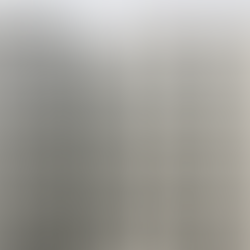 Image de um prédio com fachada cinza e janelas praticamente iguais. Imagem gerada por IA.