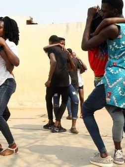 Grupo aprendendo Kizomba em Angola