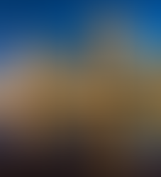 Foto com prédios modernos iluminados durante a noite em Doha. Estão refletidos em um espelho d'água.