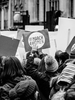 Foto em preto e branco mostrando uma manifestação da "Marcha das Mulheres" pela igualdade