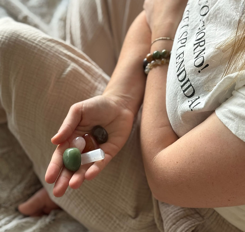 Kristallen in de hand van een vrouw