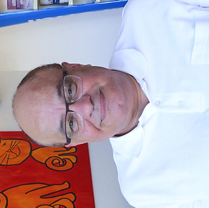 Zahnarzt Eskandar M. Mesbah, erfahren in Zahnmedizin, lächelnd in seiner Praxis in Kaarst