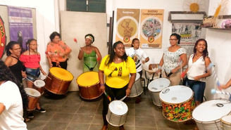 Oficina de empoderamento feminino ao som dos tambores