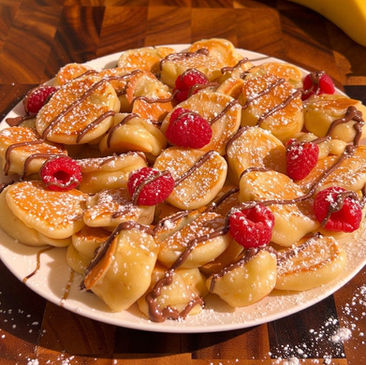 Mini pancake alla banana, con frutti di bosco freschi e crema di nocciole. Ricetta di Pancake Eden.