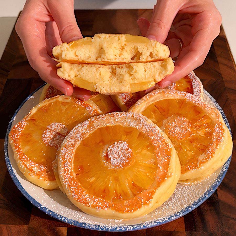 Un pancake all'ananas aperto a metà