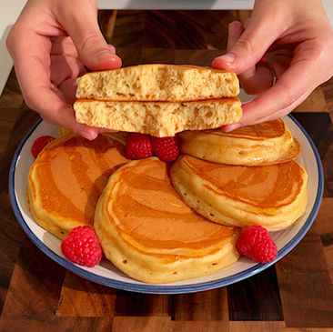 Un piatto con pancake proteici e frutti di bosco