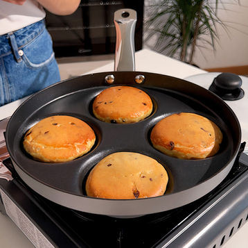 Quattro pancake cotti sulla padella con i buchi
