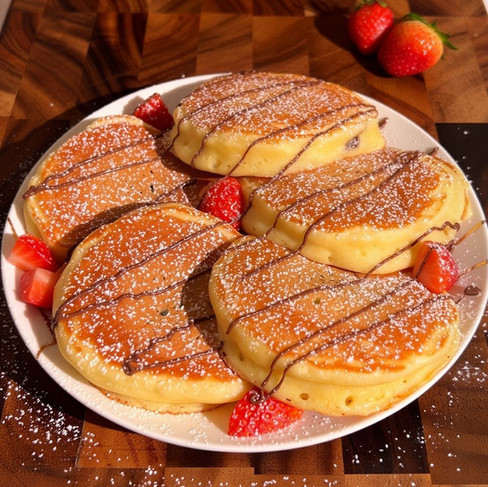 Un piatto di pancake al Nutella, con fragole fresche
