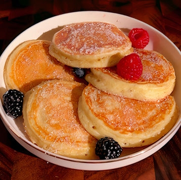 Un piatto di pancake senza glutine, con frutti di bosco